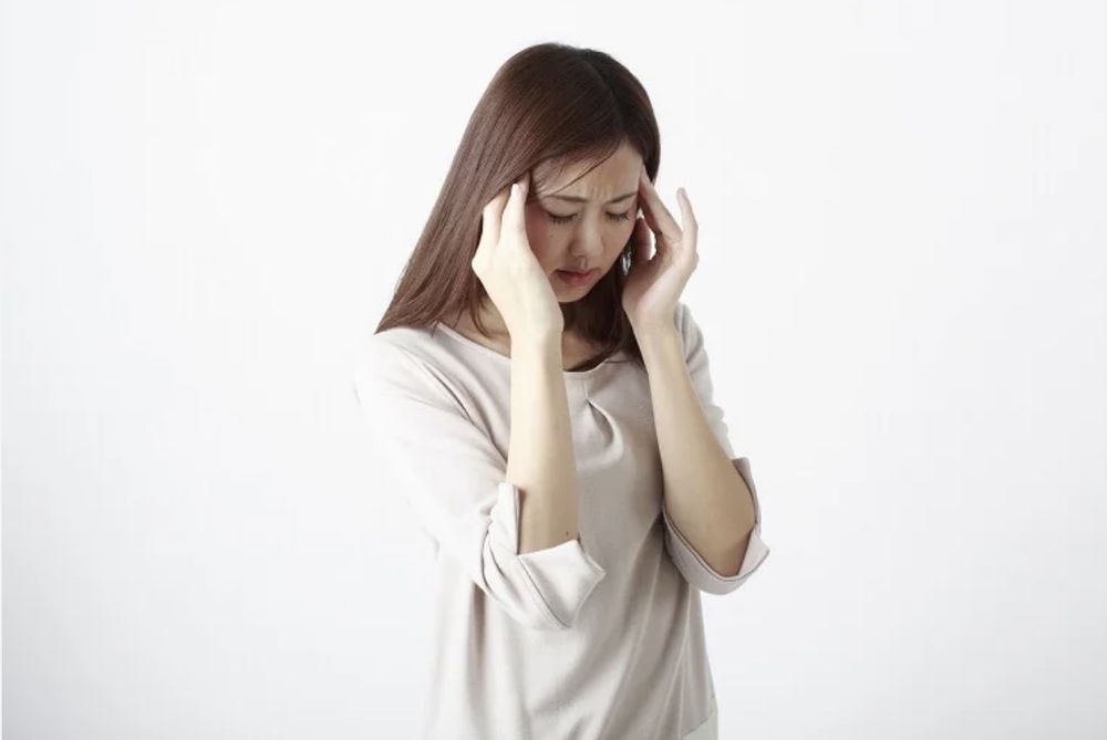 頭痛に悩む女性