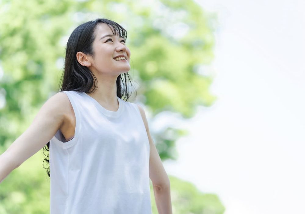 頭痛から解放され外を歩く女性